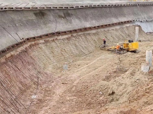 玛多基坑边坡加固