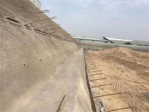 玛多河道边坡加固